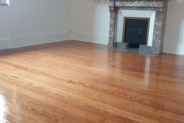 Ponçage et vitrification parquet motif « Croix Saint-André » sur Grenoble centre.