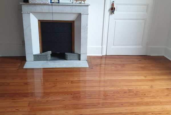 Ponçage et vitrification parquet motif « Croix Saint-André » sur Grenoble centre.