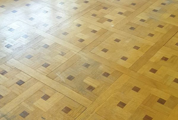 Ponçage et vitrification parquet motif « Croix Saint-André » sur Grenoble centre.