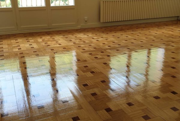 Ponçage et vitrification parquet motif « Croix Saint-André » sur Grenoble centre.