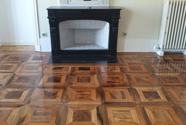 Ponçage et vitrification parquet motif « Croix Saint-André » sur Grenoble centre.