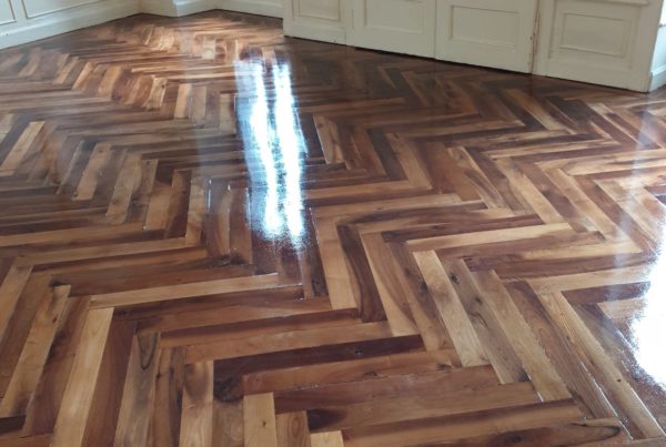 Ponçage et vitrification parquet en noyer "Bâton rompu" sur Chambéry